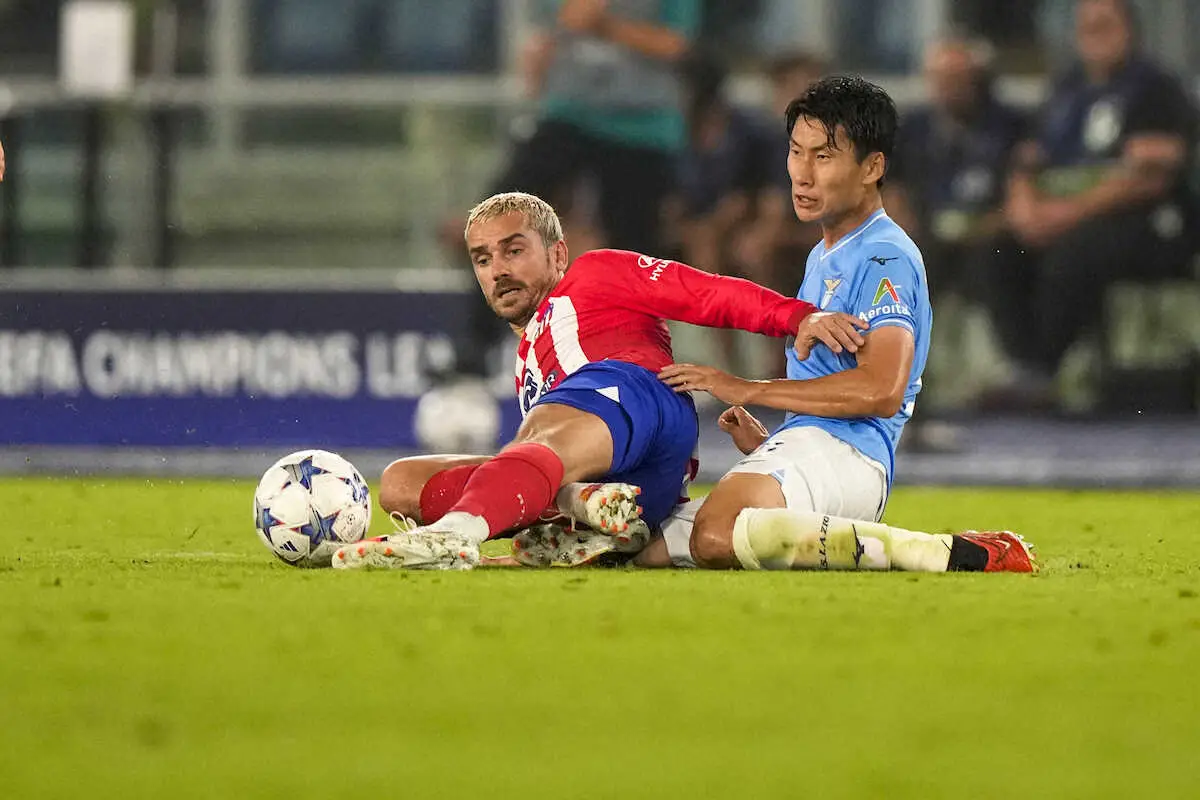 【画像・写真】＜ラツィオ・Aマドリード＞グリーズマン（左）と競り合うラツィオ・鎌田（AP）