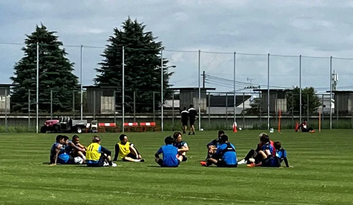 【画像・写真】横浜FC、J1残留へ主力組が青空ミーティング。ベテランDF武田も参加し、守備のやり方などを再確認