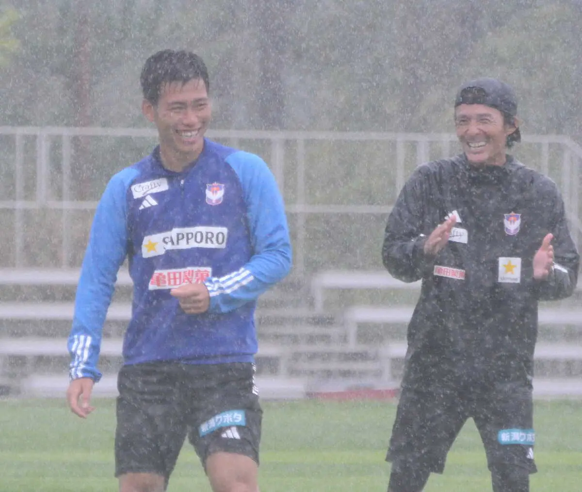 【画像・写真】雨の中の最終調整で笑顔を見せる高
