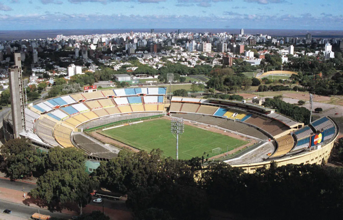 【画像・写真】高さ52メートルの塔がそびえ立つモンテビデオ市内のセンテナリオスタジアム（共同）