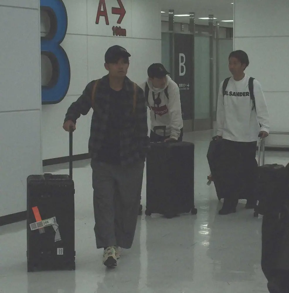 成田空港着に帰国した日本代表の（左から）MF久保、DF菅原、MF川辺