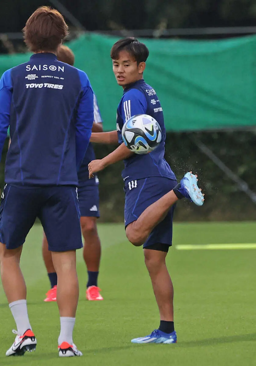 ＜サッカー日本代表練習＞ヒールでボールをける久保（右）（撮影・西海健太郎）
