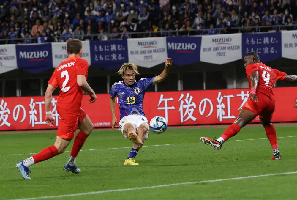 【画像・写真】＜日本・カナダ＞前半、中村（中央）がゴールを決める（撮影・西海健太郎）