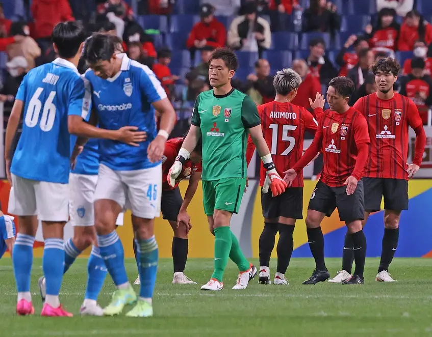 【画像・写真】試合に敗れ厳しい表情の西川（中）ら浦和イレブン