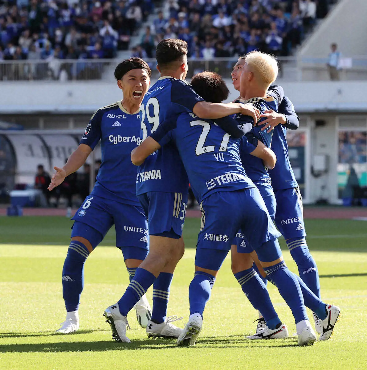 【画像・写真】J2初優勝の町田がホーム最終戦勝利で花添える　今季限り引退の太田がキャプテンマーク巻き先発