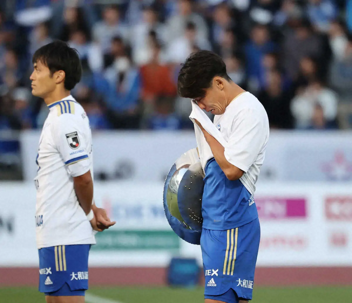 【画像・写真】町田DF太田がホーム最終戦で引退セレモニー　元同僚カズ、同級生小林悠らのビデオメッセージに涙