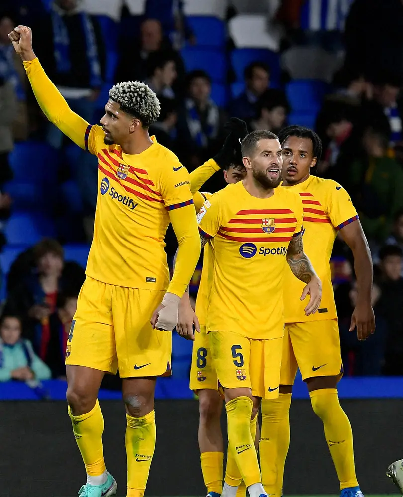 【画像・写真】シャビ監督　ソシエダ戦で選手に渡したメモの内容とは…苦しめられた久保を称賛「ワールドクラスの選手」