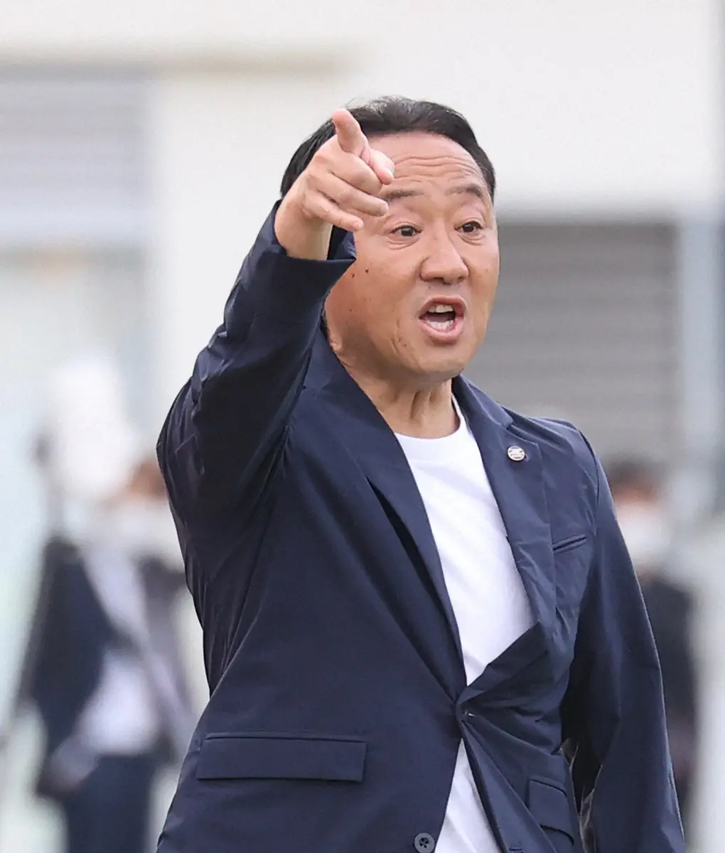 【画像・写真】指示を出す町田・黒田監督