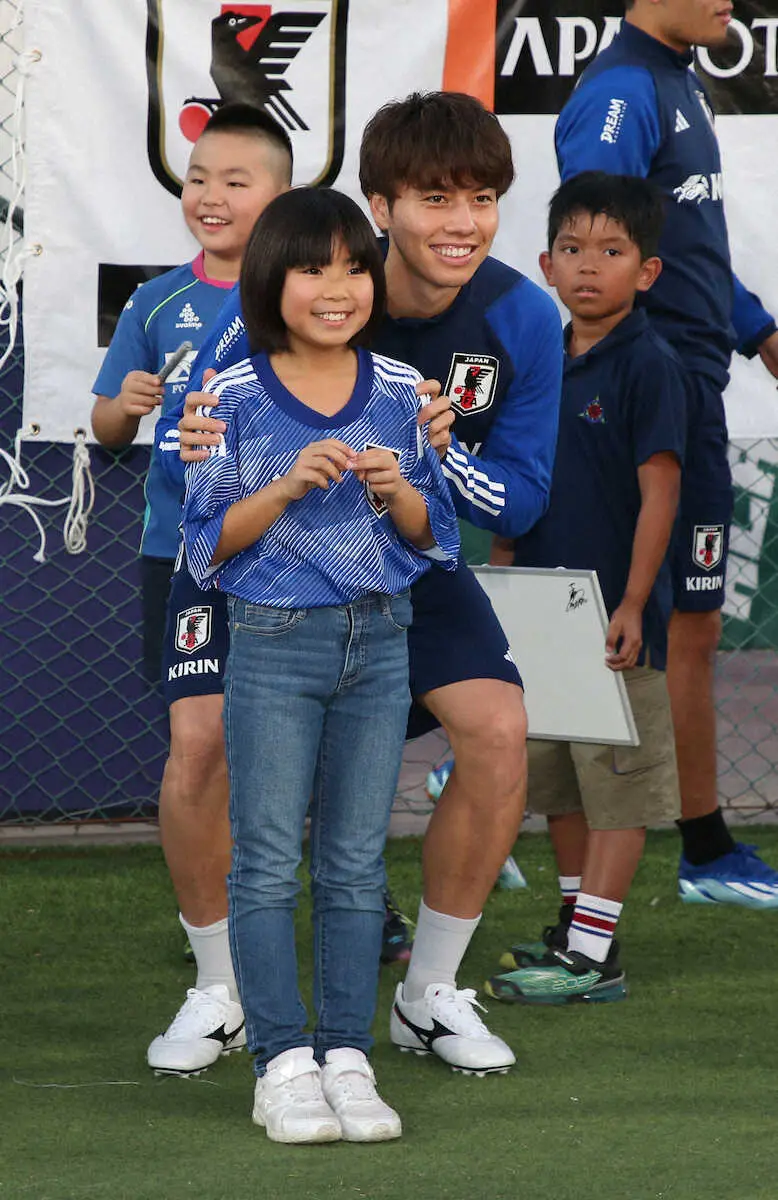【画像・写真】＜サッカー日本代表練習＞子供たちと交流する田中（撮影・西海健太郎）