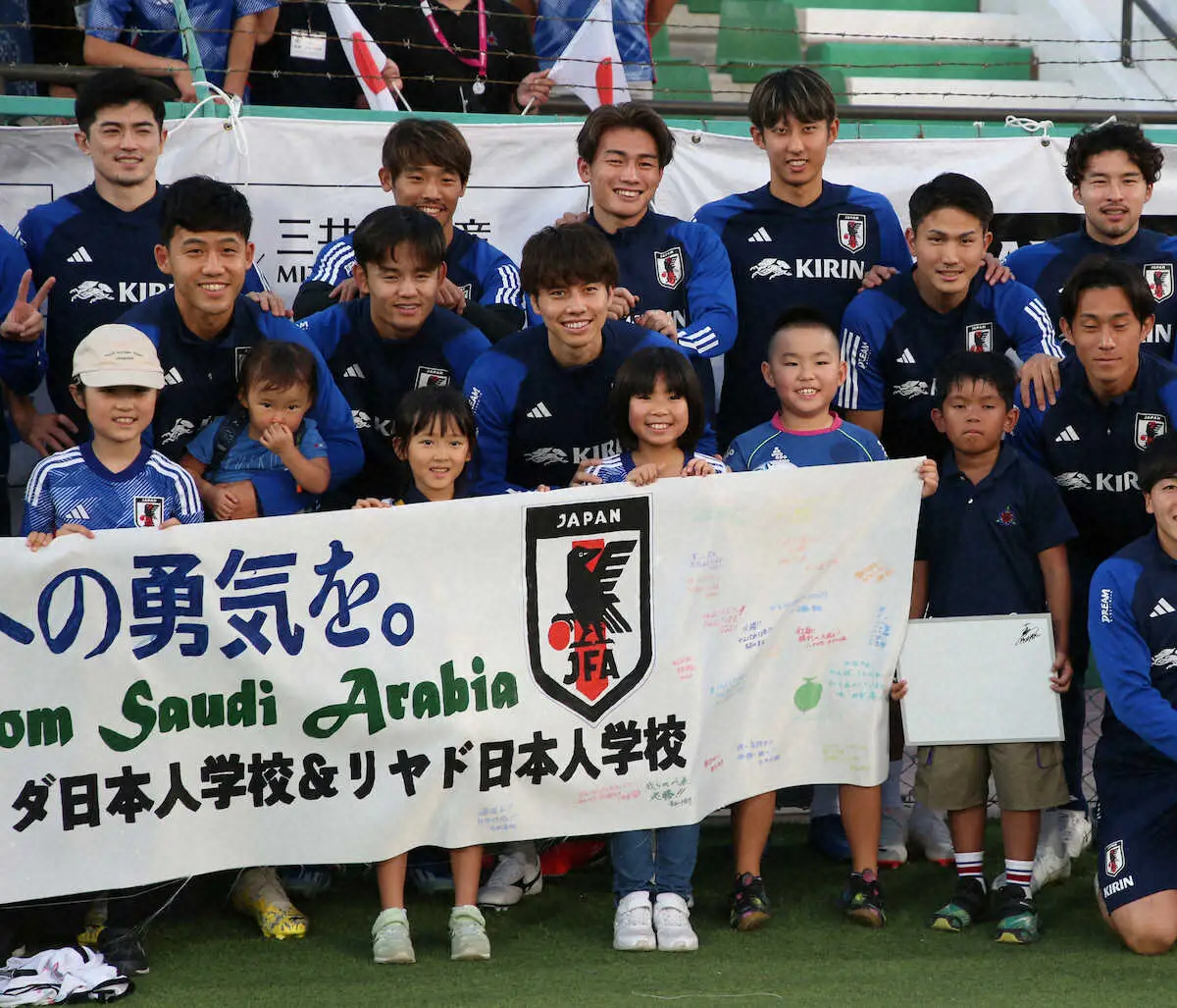 【画像・写真】＜サッカー日本代表練習＞子供たちと交流した田中（前列中央）らイレブン（撮影・西海　健太郎）