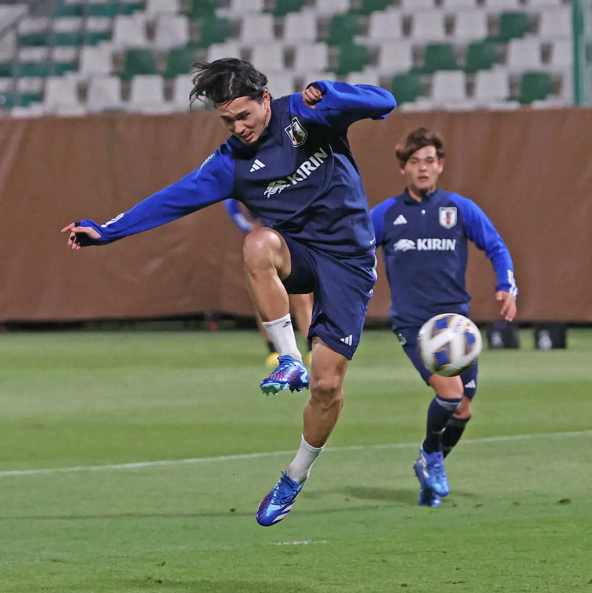 【画像・写真】＜サッカー日本代表練習＞シュートを放つ南野（撮影・西海健太郎）