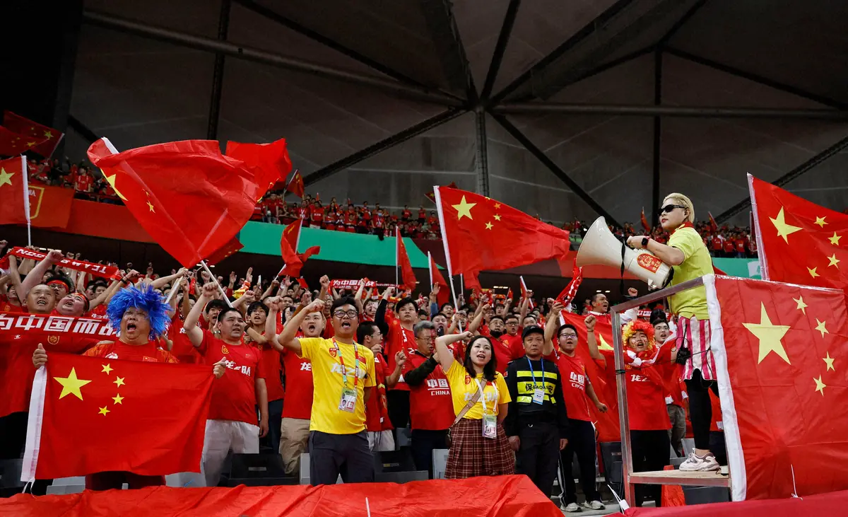 ＜W杯アジア2次予選　中国・韓国＞応援に熱が入る中国サポーターら（ロイター）