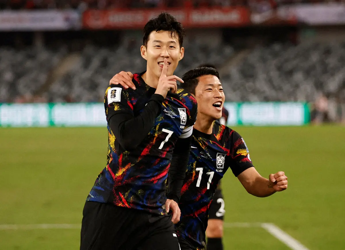 ＜W杯アジア2次予選　中国・韓国＞中国戦でゴールを決め喜ぶ韓国代表FWソン・フンミン（左）とFWファン・ヒチャン（ロイター）