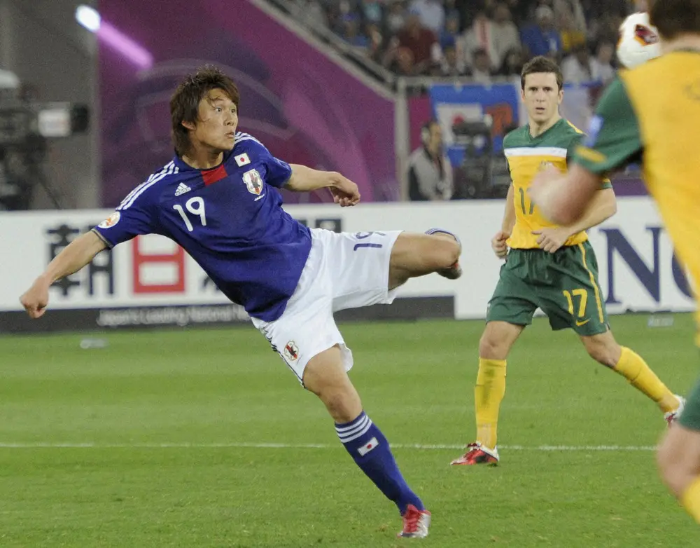 【画像・写真】＜11年アジア杯決勝　日本―オーストラリア＞延長後半、長友のクロスからボレーシュートを決める日本代表FW李忠成