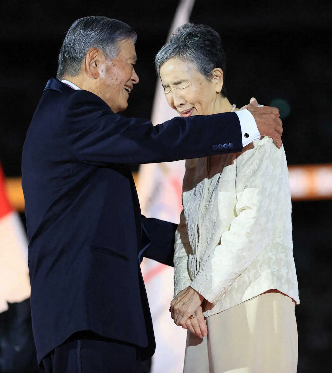 【画像・写真】川淵三郎氏　文化勲章受章を祝う会で妻・康子さんと涙のハグ　一方で森喜朗元首相からはまさかのダメ出し