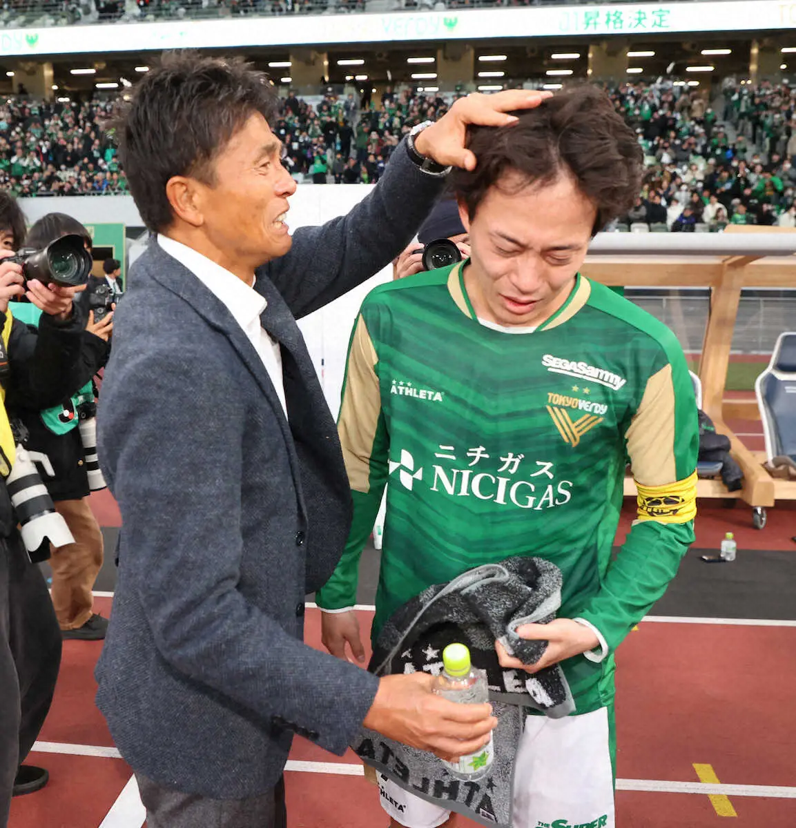 【画像・写真】東京V主将・森田が男泣き…16年ぶりJ1復帰「本当にうれしい」　城福監督とも涙の抱擁