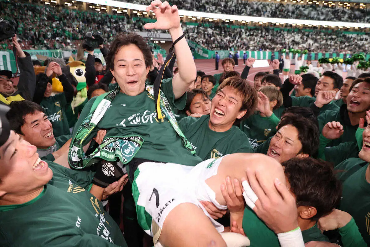 【画像・写真】＜東京V・清水＞胴上げされる東京V・森田（撮影・西海健太郎）