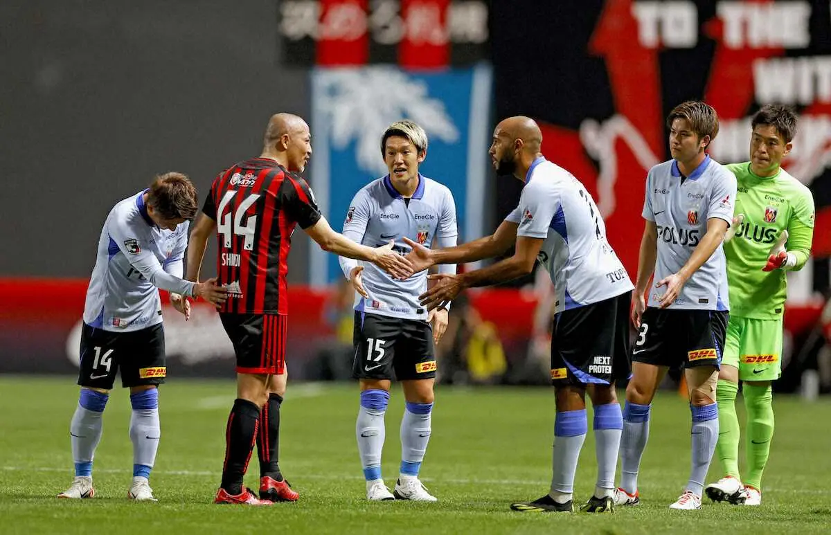 【画像・写真】44歳小野伸二「現役ラストマッチ」は前半22分で交代　札幌＆浦和イレブンが“感謝の花道”で送り出す