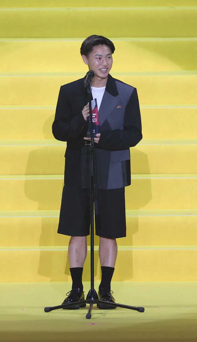 【画像・写真】新潟MF三戸がファッションでも個性全開「若いということで許して」　ベストヤングプレーヤー賞