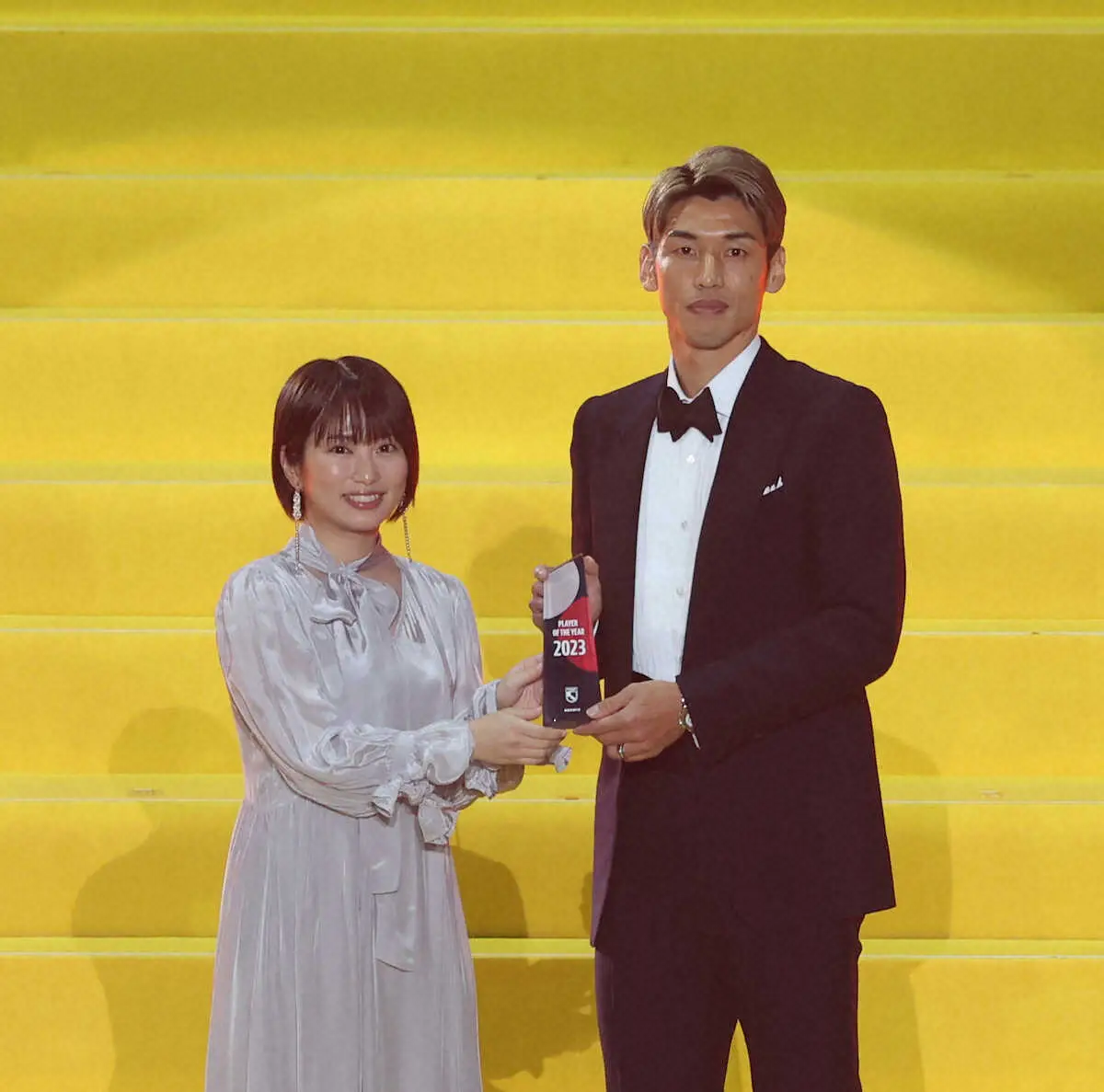 【画像・写真】＜Jリーグアウォーズ＞最優秀選手賞プレゼンターを務めた志田未来と神戸・大迫（撮影・西海健太郎）