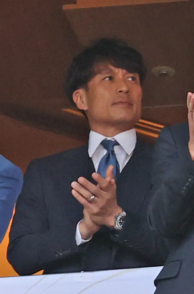 【画像・写真】宮本恒靖氏　天皇杯表彰式登場でネット歓喜「相変わらずカッコいい」　元同僚・家長との握手も話題に