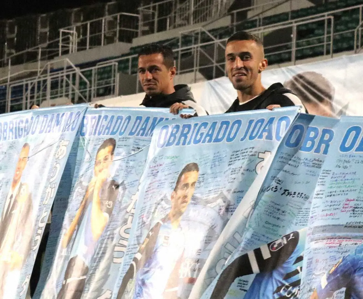 【画像・写真】川崎Fが天皇杯優勝報告会　退団のダミアン＆シミッチがファンにお別れ、話題の「オジバナダ」も登場