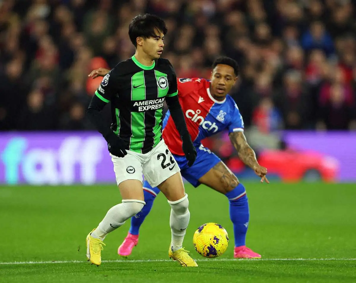 【画像・写真】ブライトン・三笘　左足首負傷でアジア杯暗雲　　松葉づえで会場去る