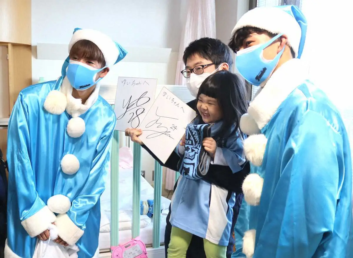 【画像・写真】川崎F新人MF名願　ブルーサンタ活動でプロ実感！　4年ぶりに小児科病棟を慰問