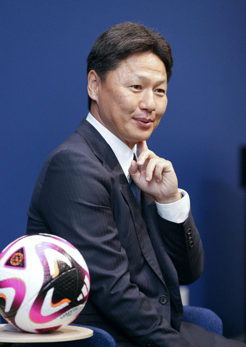 インタビューに応じる、サッカーUー23日本代表の大岩剛監督