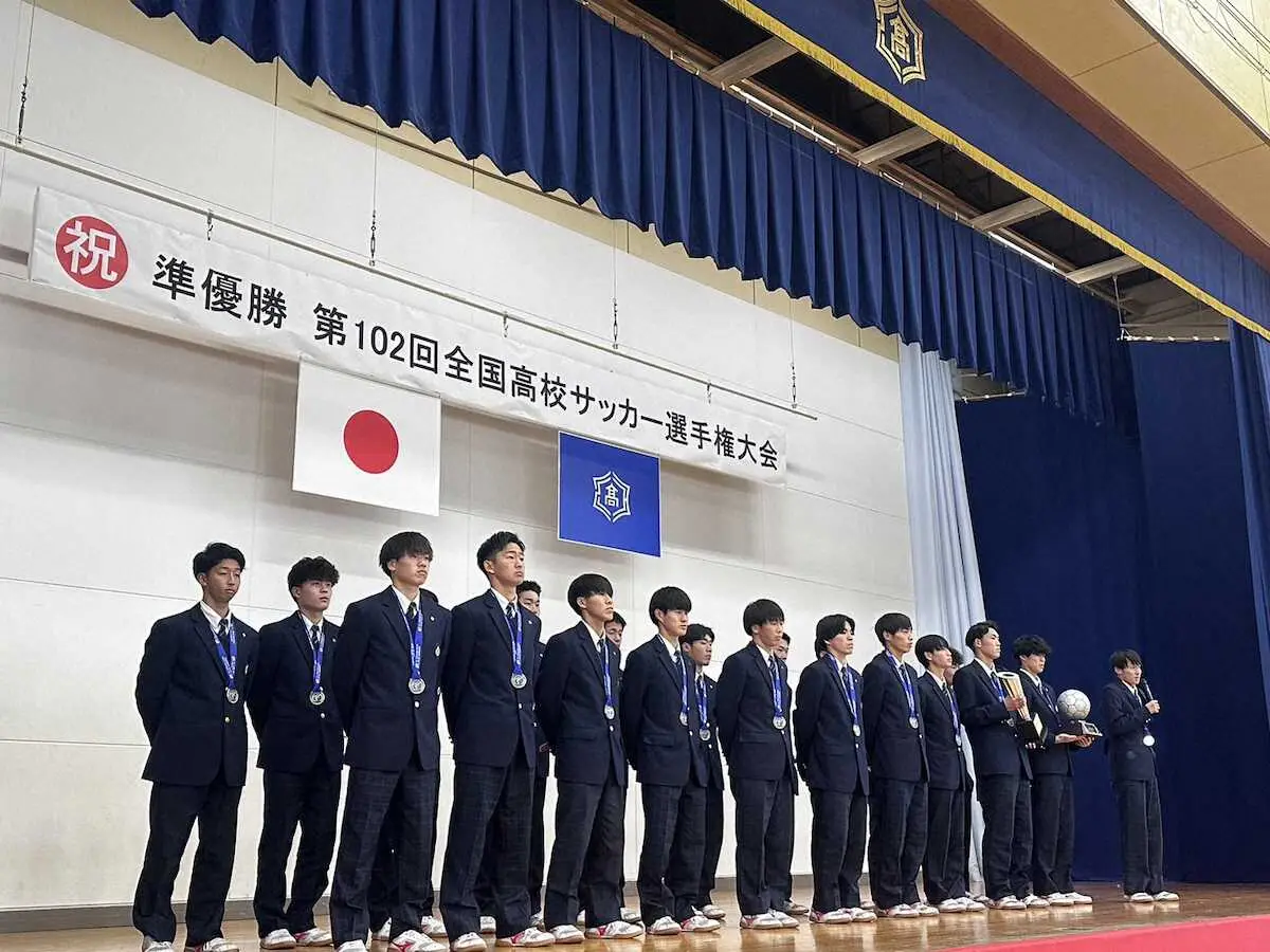 【画像・写真】近江イレブンが母校で準優勝報告会　金山主将「最も長い冬にできた…誇りに思っています」