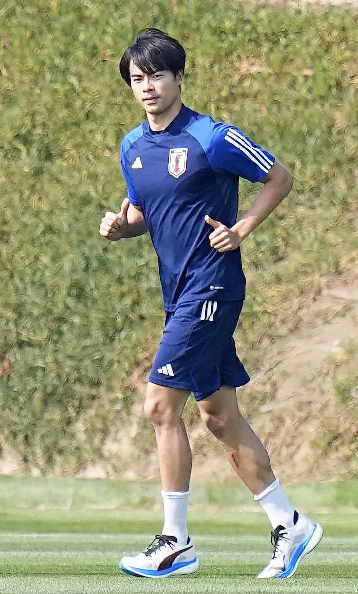 【画像・写真】三笘、別調整続く　現地合宿で初めてピッチでジョギング