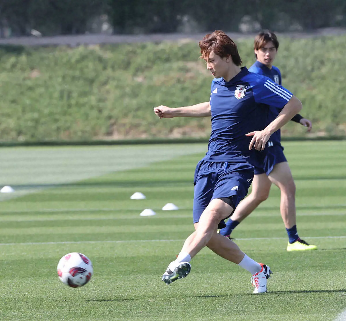 【画像・写真】日本代表　DF板倉、アジア杯での戦いは「セットプレーがキー」　全体練習で好調ぶりアピール