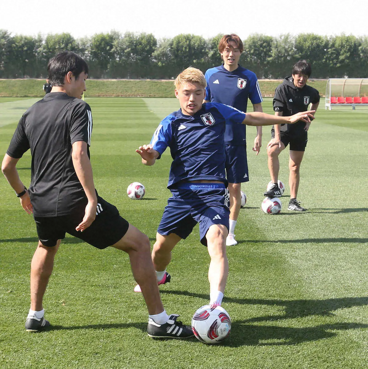 【画像・写真】＜サッカー日本代表練習＞練習に汗を流す堂安（左から2人目）と板倉（右から2人目）（撮影・西海健太郎）