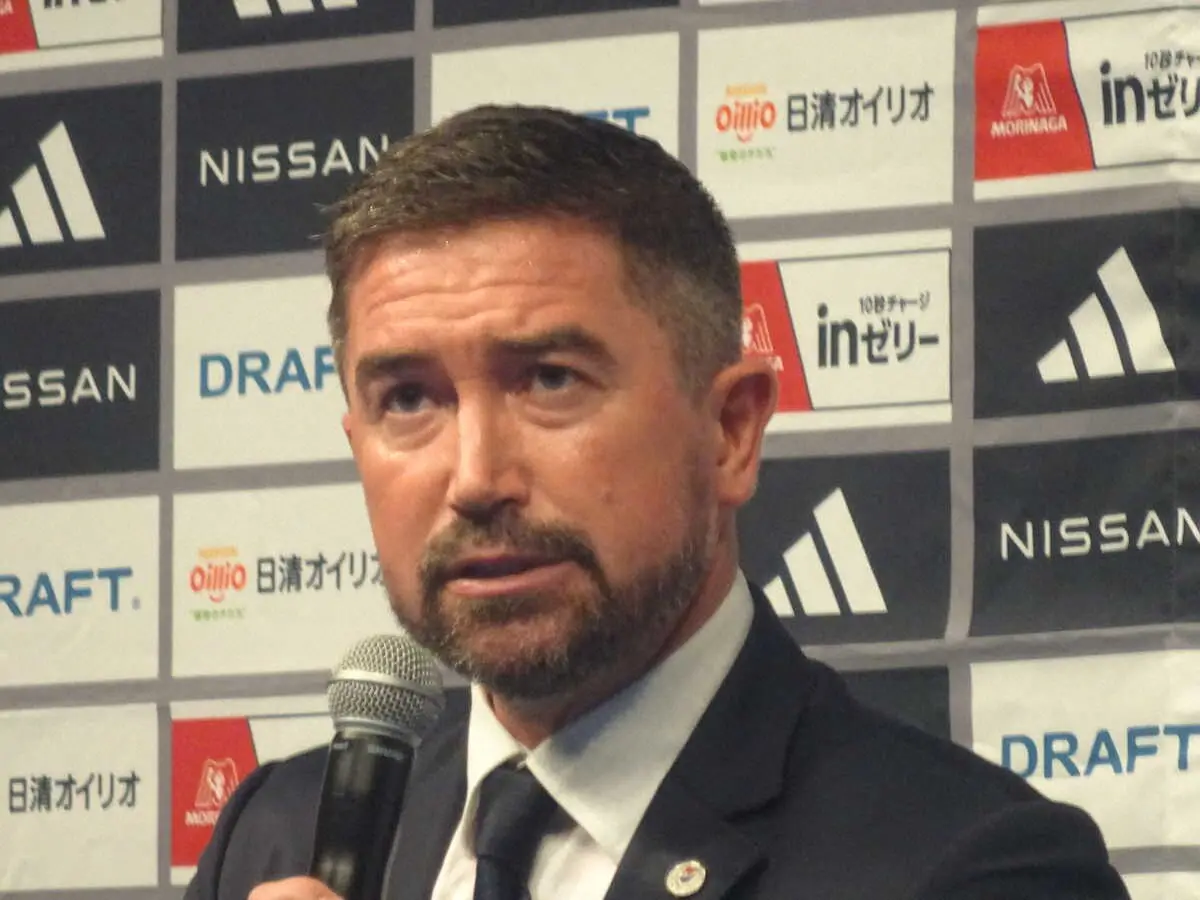 【画像・写真】横浜キューウェル新監督「うれしい気持ちでいっぱい」ポステコグルー元監督が挑戦“アシスト”