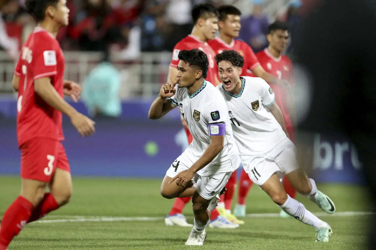 【画像・写真】＜アジア杯　ベトナム・インドネシア＞前半、PKで先制ゴールを決めたインドネシア代表DFマンクアラム（中央）（AP）
