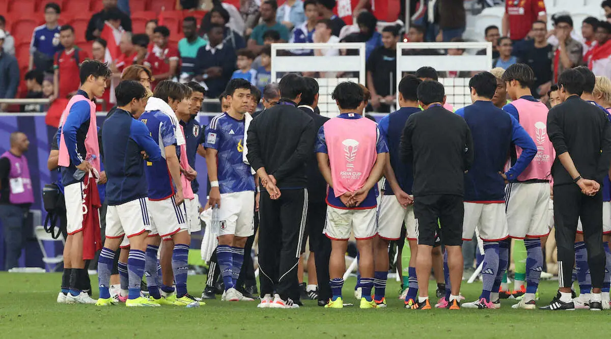 【画像・写真】＜日本・インドネシア＞試合後、円陣で森保監督の話を聞く遠藤ら（撮影・西海健太郎）