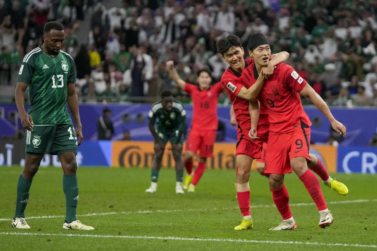 【画像・写真】後半、韓国のチョ・ギュソン（右）が同点ゴールを決め、チームメイトに祝福される（AP）