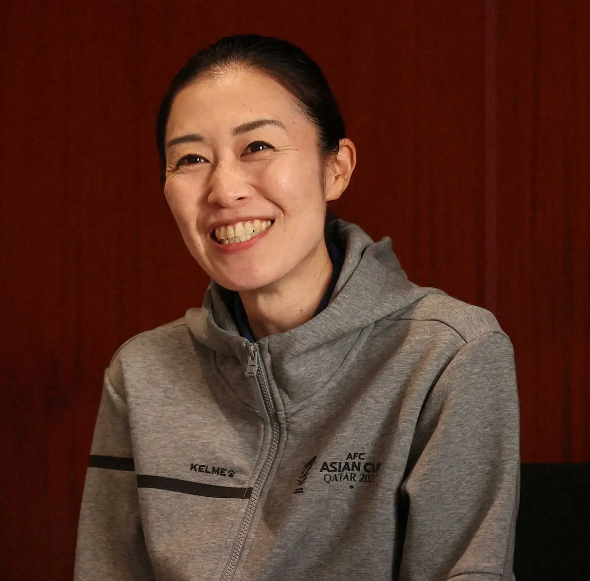 【画像・写真】笑顔で話をする山下良美審判員（撮影・西海健太郎）