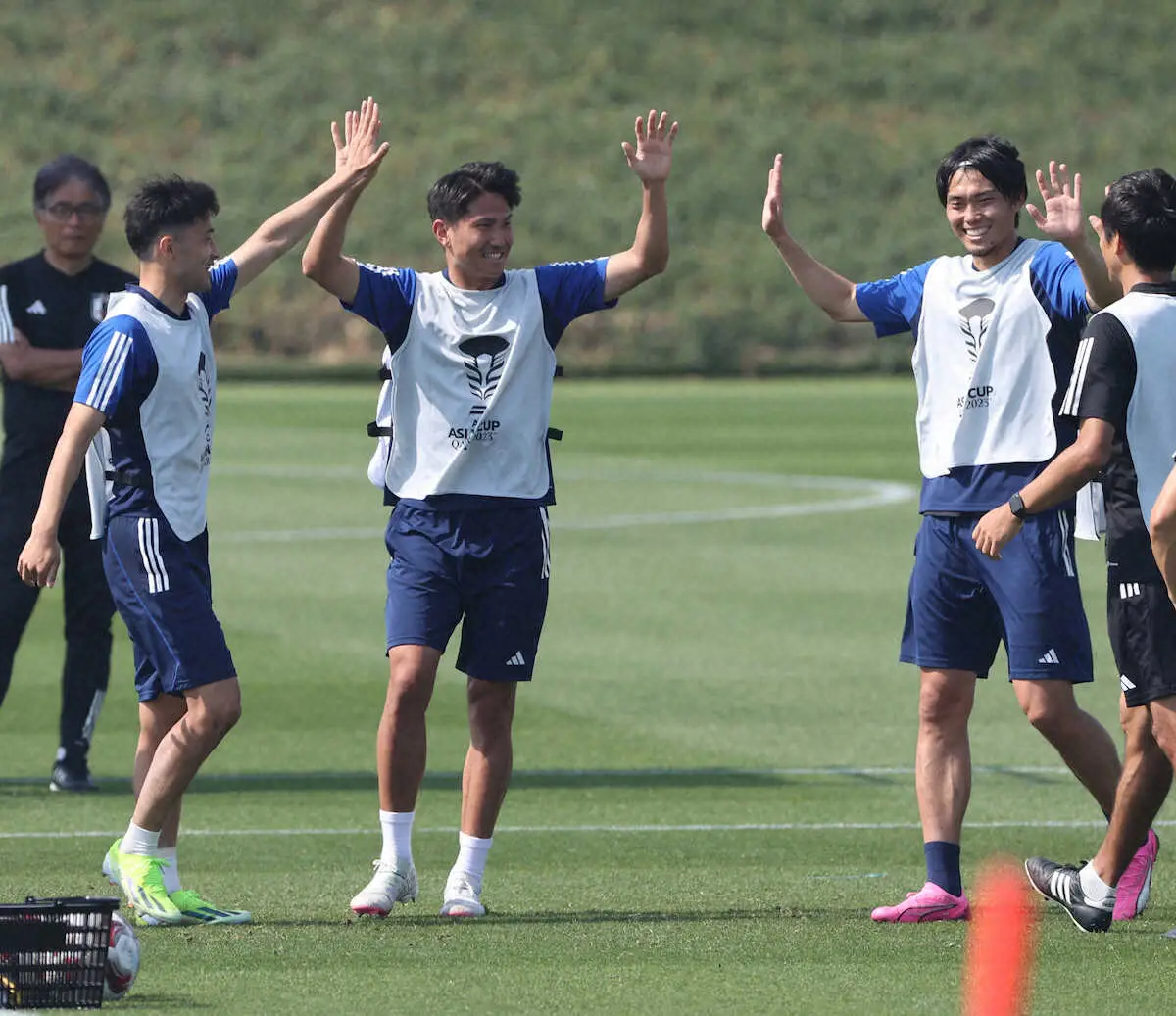 【画像・写真】＜サッカー日本代表練習＞笑顔の渡辺（中）と町田（右）（撮影・西海健太郎）