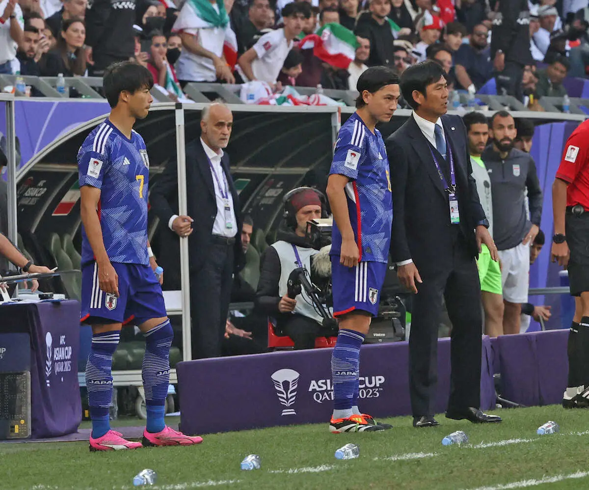 【画像・写真】＜イラン・日本＞後半、交代で南野、三笘（左）を投入する森保監督（撮影・西海健太郎）