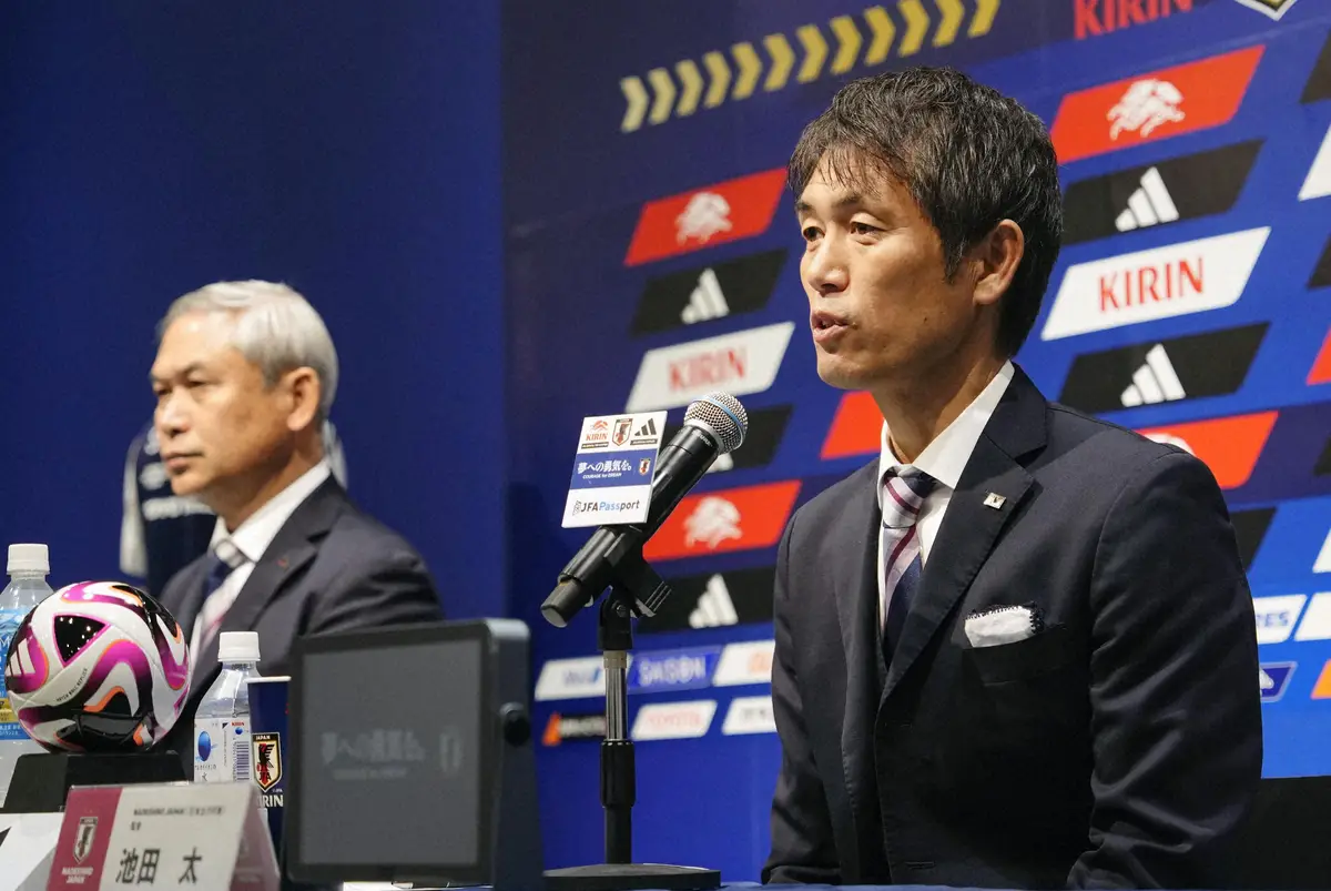 【画像・写真】記者会見するなでしこジャパン・池田監督（右）と佐々木女子委員長（共同）