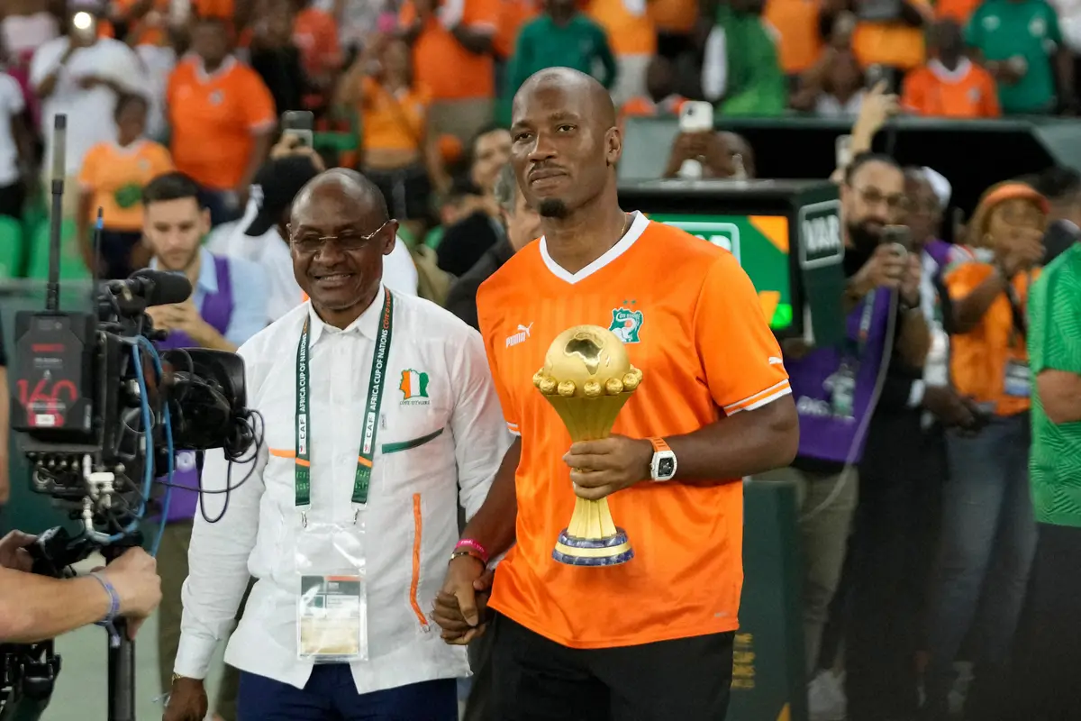 【画像・写真】ドログバ氏　母国のアフリカ杯制覇に歓喜!駆け寄るイレブンとの抱擁がネットで反響「愛情が伝わる」