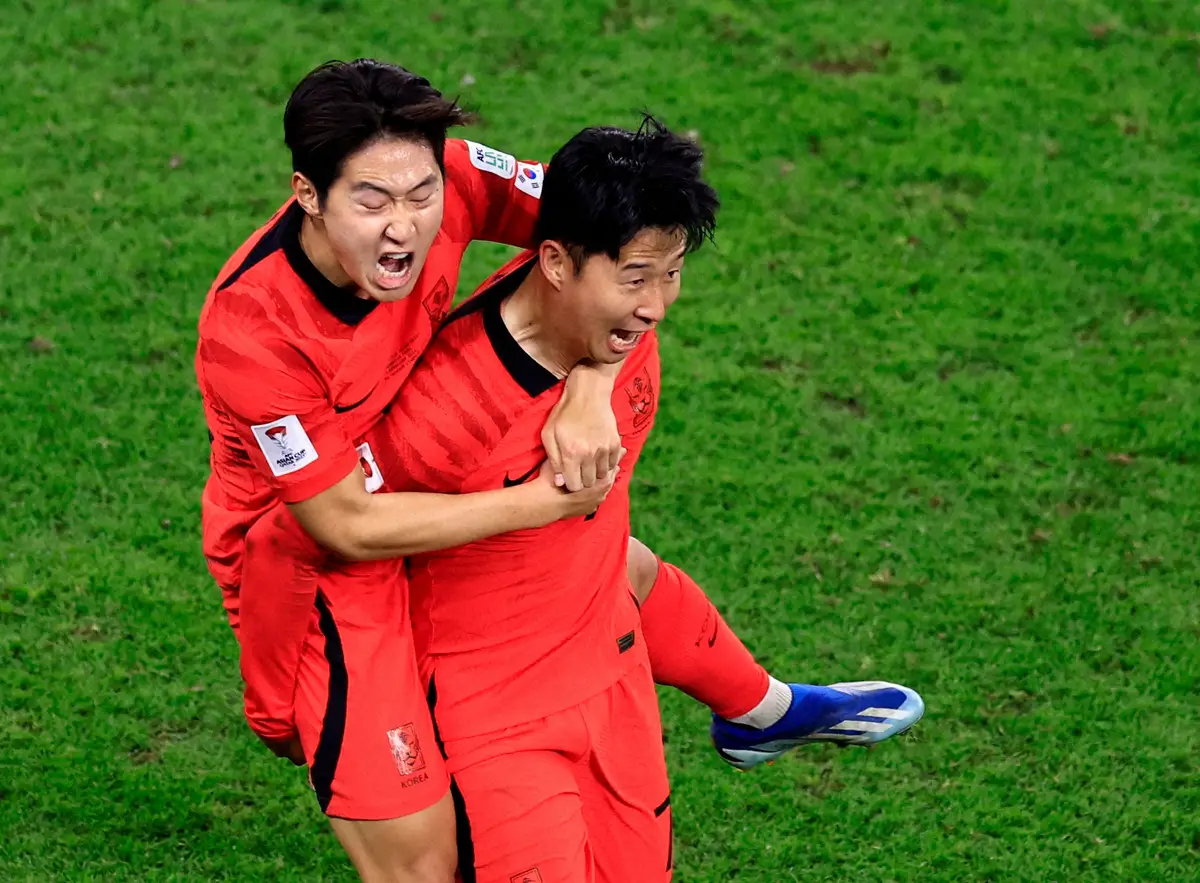 ＜アジア杯　オーストラリア・韓国＞延長前半、決勝ゴールを決めたFWソン・フンミン（右）に後ろから抱きつき喜びを爆発させる韓国代表MFイ・ガンイン（ロイター）