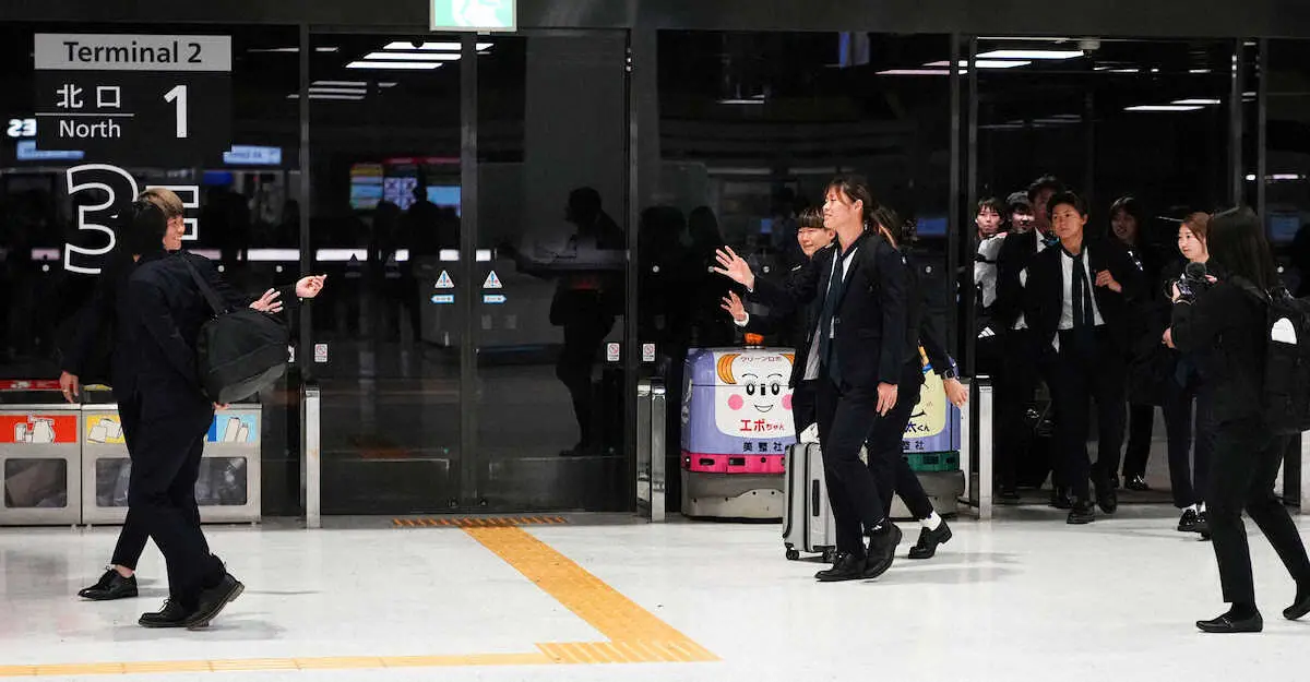【画像・写真】開催地の正式通達のないまま…　なでしこJが2便に分かれサウジ・ジッダに向けて出国　異例の事態にも笑顔