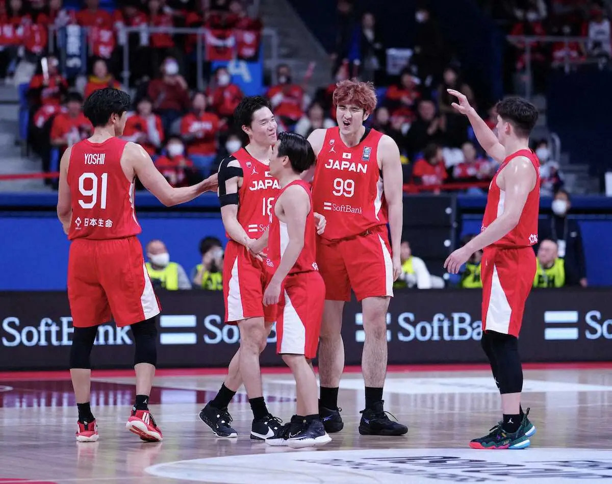 【画像・写真】＜日本・中国＞第2Q、3Pシュートを決め笑顔の馬場雄大（左から2人目）（撮影・小海途　良幹）