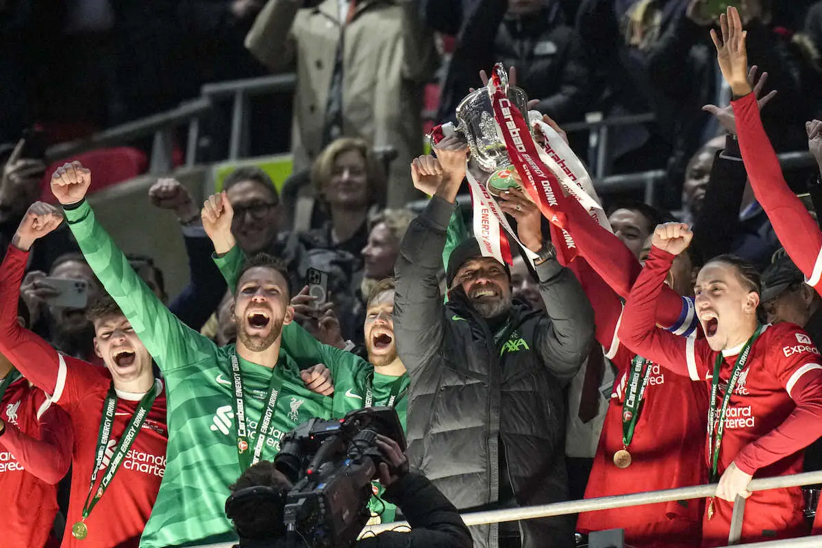 【画像・写真】まるでW杯後のメッシみたい!?クロップ監督　優勝杯抱えて眠る姿がネットで話題沸騰「可愛すぎる」