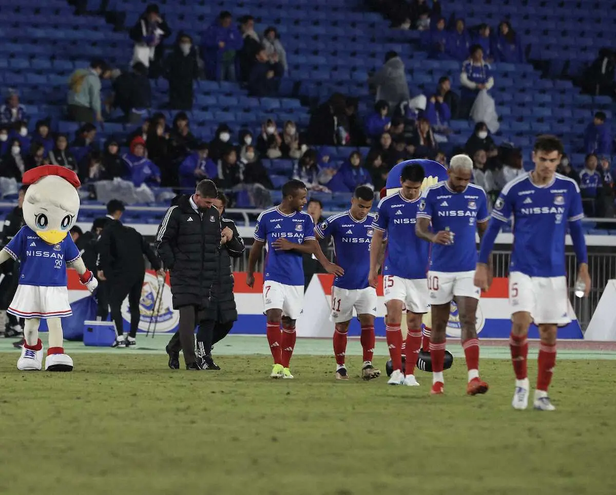 【画像・写真】＜横浜・福岡＞福岡に敗れ、肩を落とす横浜