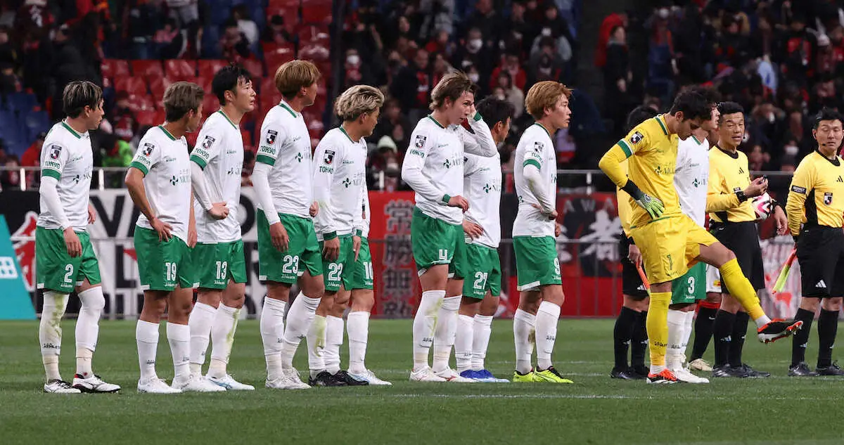 ＜浦和・東京V＞試合後、悔しさをあらわにするの東京V・マテウス（右から4人目）（撮影・西海健太郎）