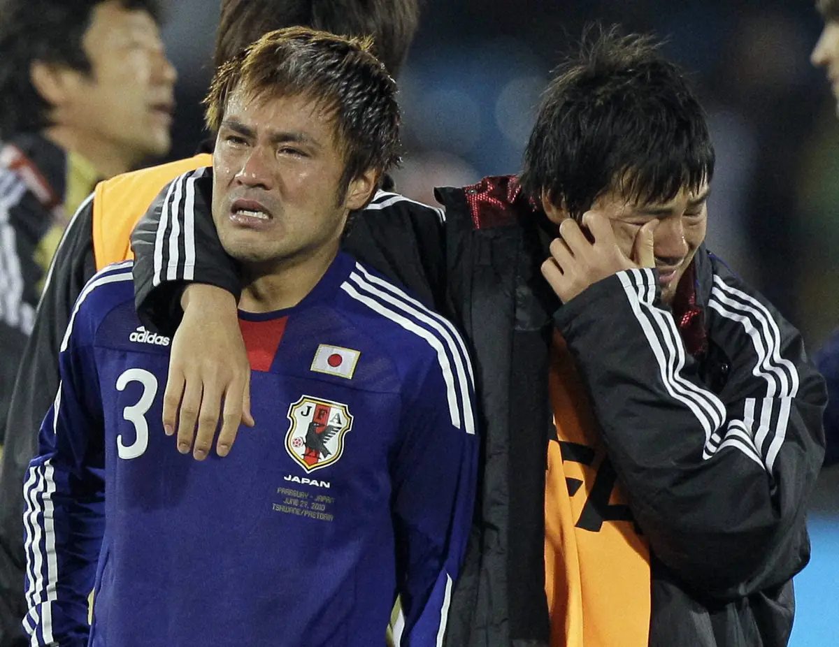 10年W杯南アフリカ大会決勝トーナメント1回戦、パラグアイにPK戦で敗れ涙する日本代表の今野（左）と松井（AP）