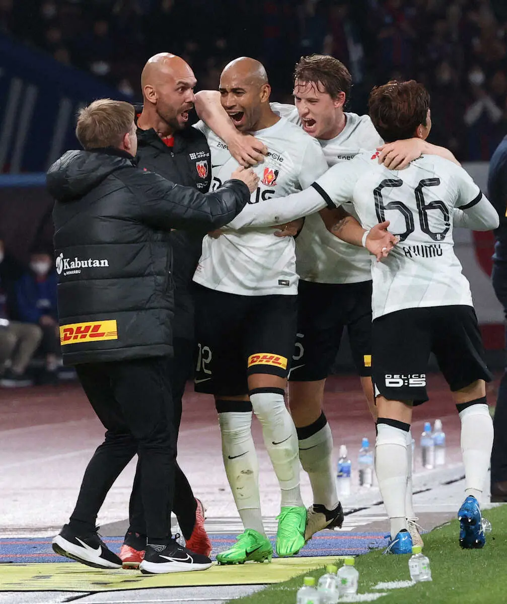 【画像・写真】浦和のFWチアゴ・サンタナが超絶ロング弾　「理不尽」「言葉のいらないゴール」SNS上に驚きの声が続々